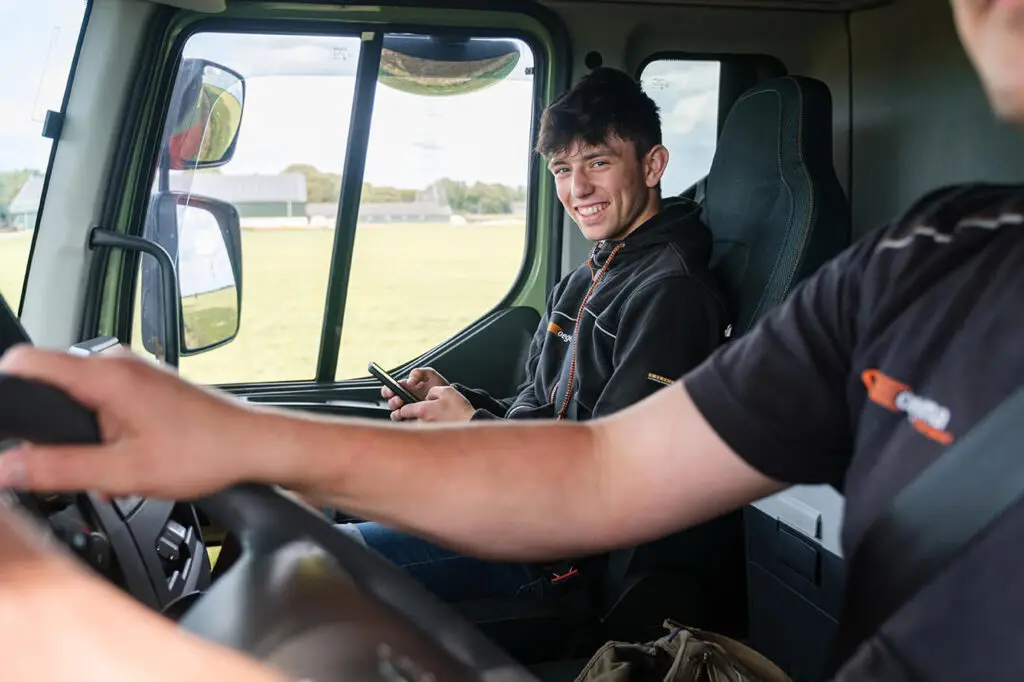 Yetuk qishloq porno rasmlar Yosh qizlar bilan sikish